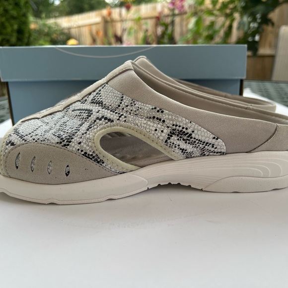 Easy Spirit  Traciees size 11W Slip on Sandals Silver Snake print - Picture 2 of 10